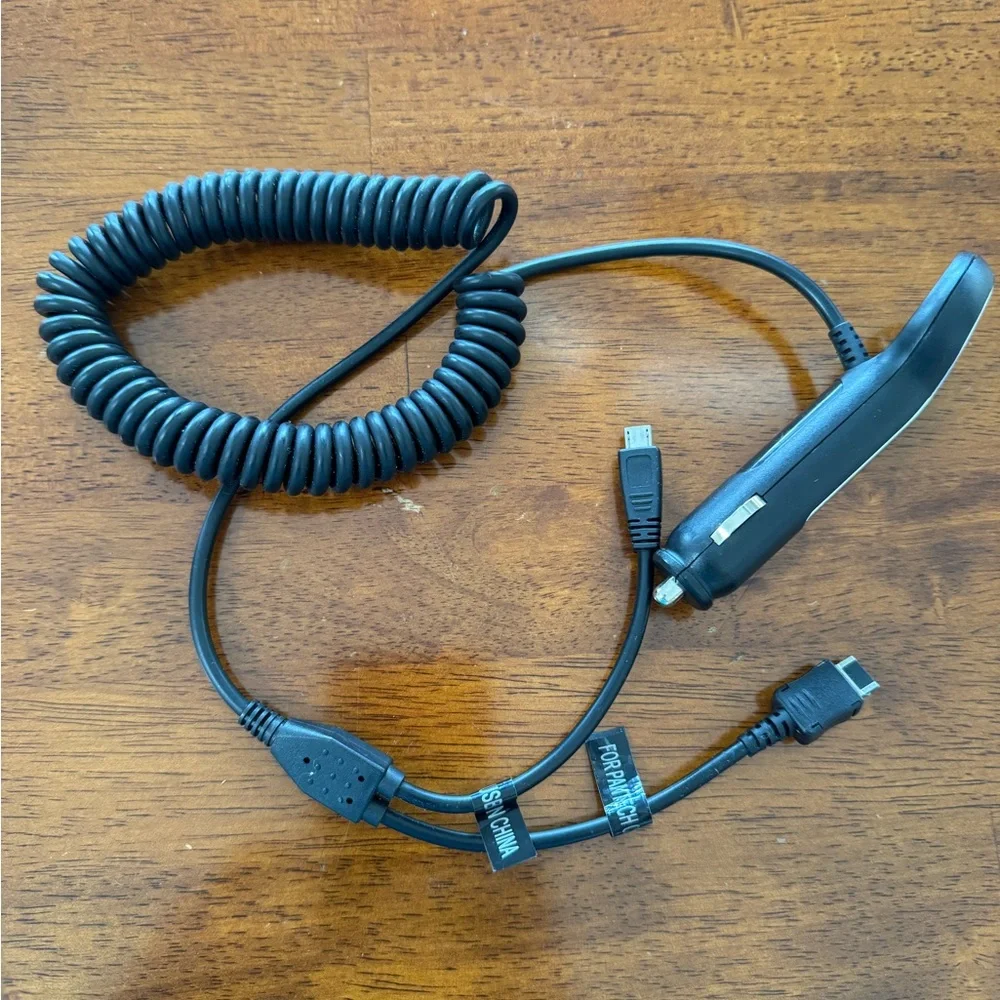 Digital Energy dual port car charger
